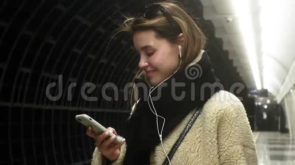 女人正在地铁里等火车视频的预览图