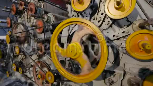 生产中的元素轮换工厂中的工作流聚酯厂视频的预览图