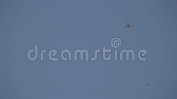 直升机在飞行视频的预览图