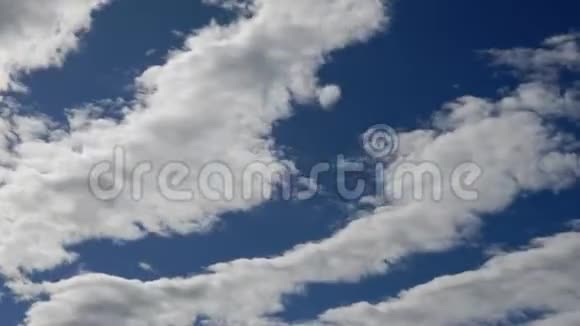 白色积云蓝天视频的预览图