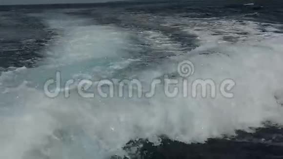一艘摩托艇在印度尼西亚海平面背景下的波浪视频的预览图