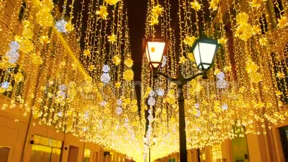 明亮的圣诞街照明这个城市为圣诞节装饰新年灯光装饰视频的预览图