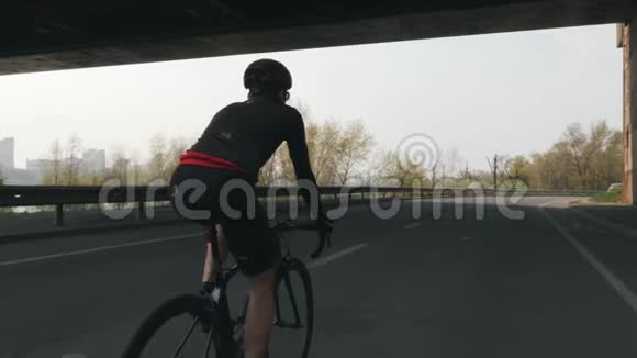 自信的三项运动员骑自行车铁人三项训练跟随骑自行车的骑自行车的人慢动作视频的预览图