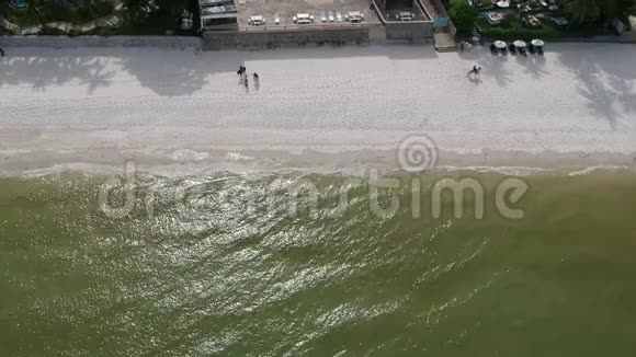沙滩上的海浪波浪在海上海岸线和美丽的沙滩上视频的预览图