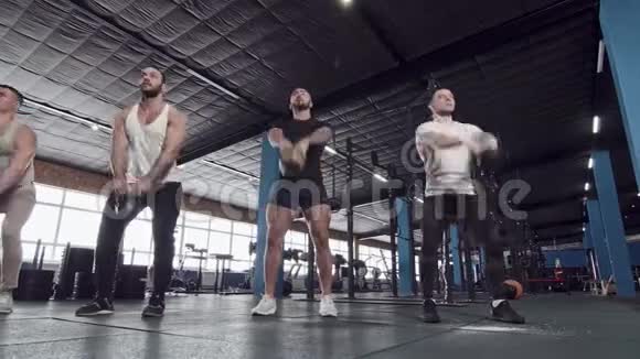 男子肌肉运动员团体在交叉健身馆工作视频的预览图