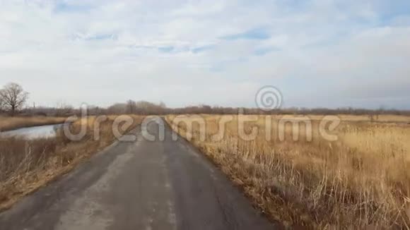 冬天的乡村公路视频的预览图