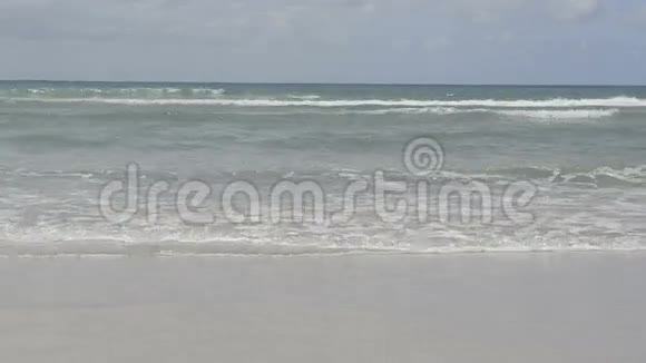 波浪拍打海滩视频的预览图