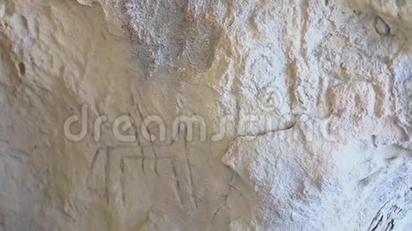 历史岩相图公元前10000年在阿塞拜疆戈布斯坦的雕刻品视频的预览图