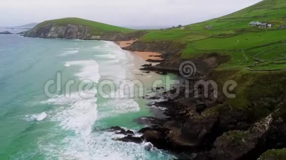 爱尔兰丁格尔半岛邓莫尔上空的空中飞行视频的预览图
