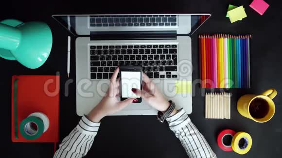 将笔记本电脑平板电脑手机平放在木桌上任何用途的背景视频的预览图