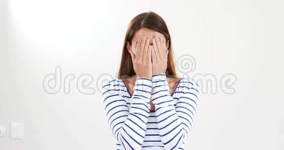 女人用手掩着脸视频的预览图