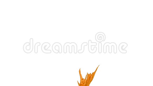 橙色飞溅的甜水在空气中拍摄缓慢的运动与阿尔法通道使用阿尔法面具卢哑光糖视频的预览图