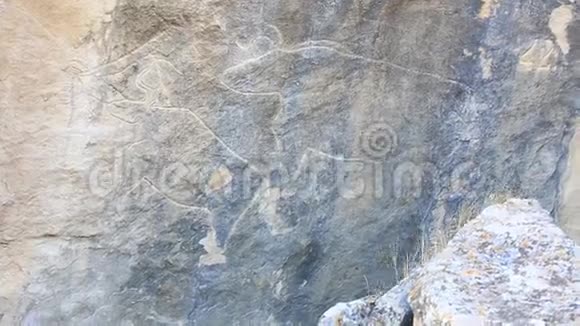 历史岩相图公元前10000年在阿塞拜疆戈布斯坦的雕刻品视频的预览图