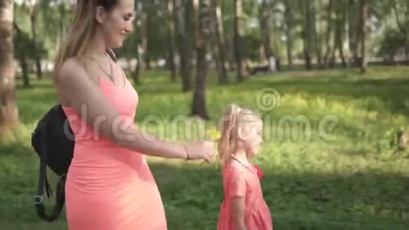 快乐的母亲和她的小女儿玩耍玩得开心年轻的白种人妈妈穿着夏天明亮的衣服视频的预览图