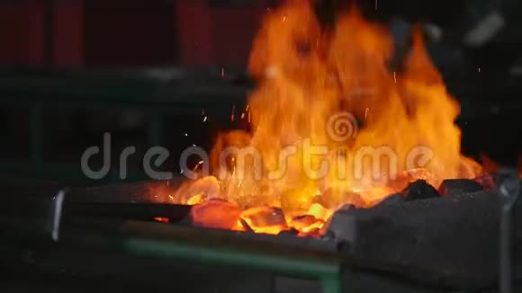 燃烧着火和铁的煤缓慢运动视频的预览图