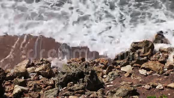 热带海滩沙滩上的海浪视频的预览图