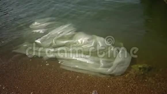 环境污染水里有聚乙烯碎片自然生态塑料视频的预览图