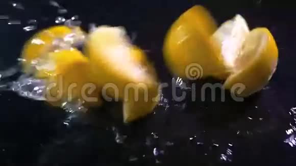 柠檬在黑色表面下降时缓慢运动视频的预览图