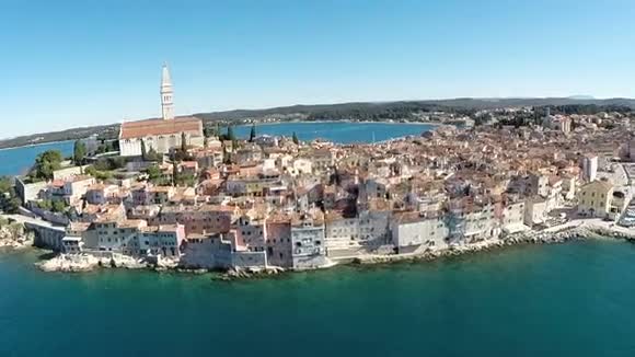 克罗地亚Rovinj老城和周围海域的鸟瞰图视频的预览图