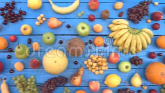 蓝色生态背景下的水果上景视频的预览图