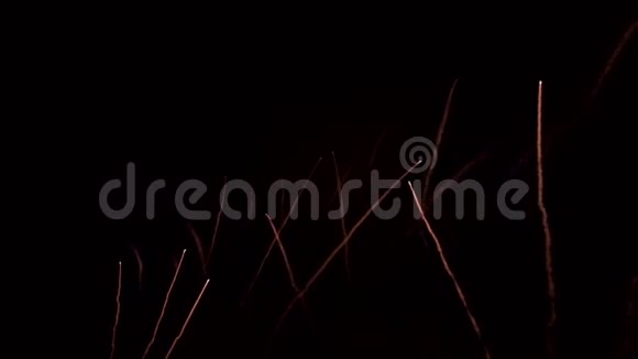 黑暗夜空中的烟花绚丽多彩的火轮表演视频的预览图