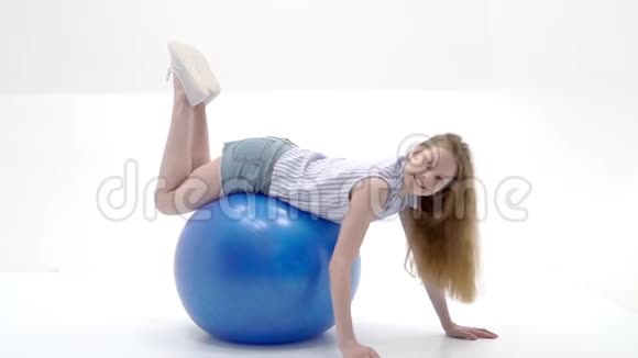 小女孩在一个大球上做健身运动视频的预览图