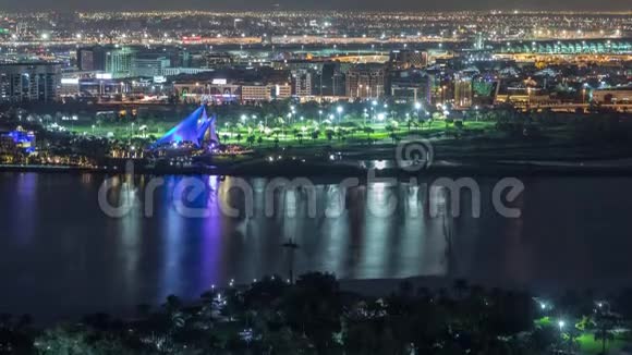 夜间迪拜照明现代城市的灯光阿联酋航空时差视频的预览图