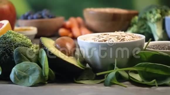 健康食品清洁饮食选择水果蔬菜种子超级食品谷类食品乡土蔬菜视频的预览图