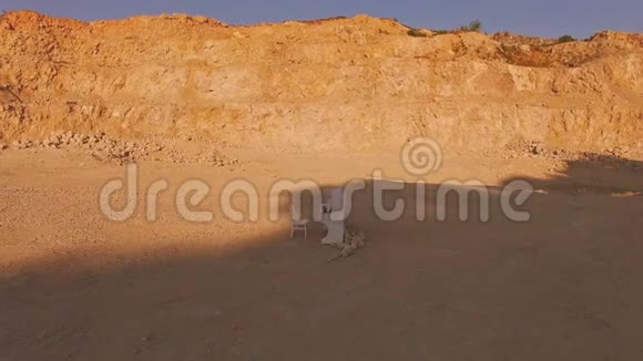 沙漠里黄沙上的钢琴空中景观视频的预览图