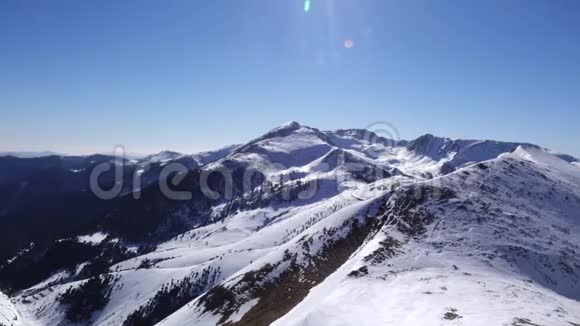 全景水平许多人开始在一个滑雪胜地的一个整洁的滑雪坡上滑雪太阳照耀着视频的预览图