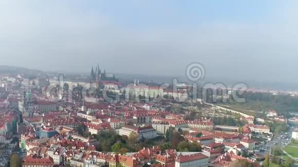 布拉格城市景观鸟瞰欧洲景观全景视频的预览图