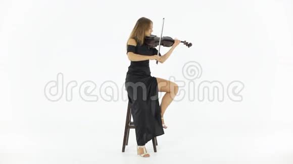 小女孩拉小提琴视频的预览图