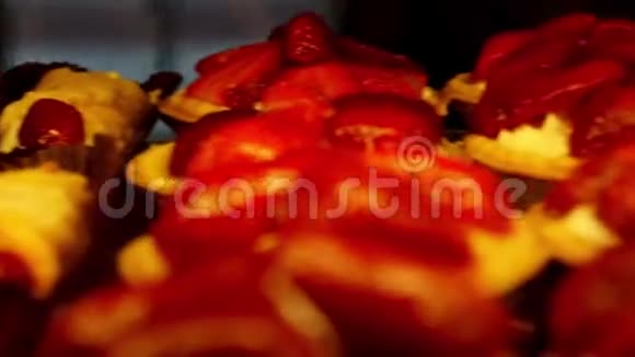 新鲜草莓蛋糕特写在桌子上视频的预览图