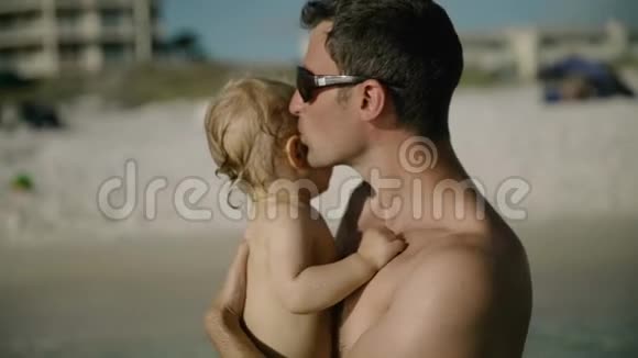 在海边爸爸和水中的宝宝玩视频的预览图