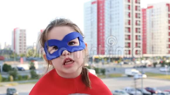 城市背景下的超级英雄视频的预览图