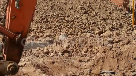 施工现场土方工程用挖掘机卸砂视频的预览图