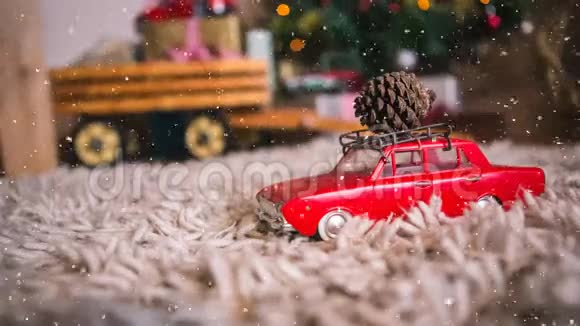 降雪伴圣诞车装饰视频的预览图