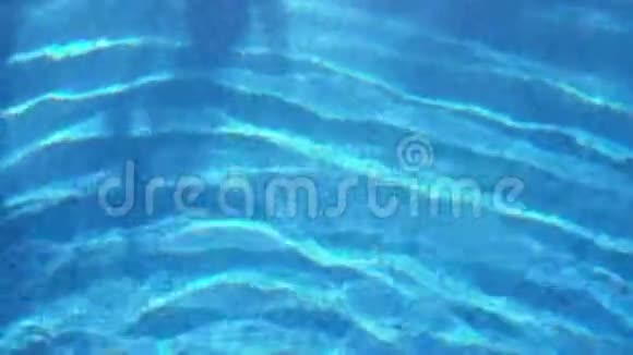 蓝色泳池水视频的预览图