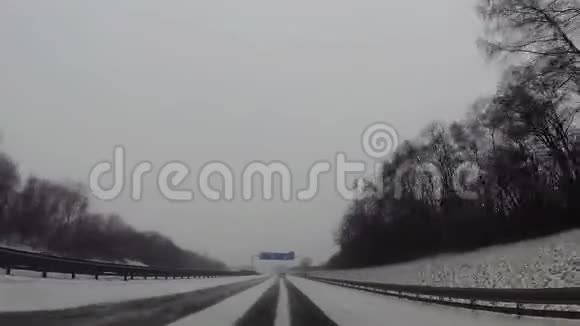 车载仪表板摄像头高速公路上下雪视频的预览图