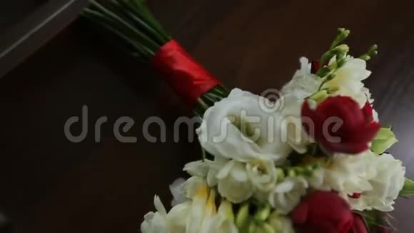 婚礼的漂亮装饰漂亮的花在桌子上视频的预览图