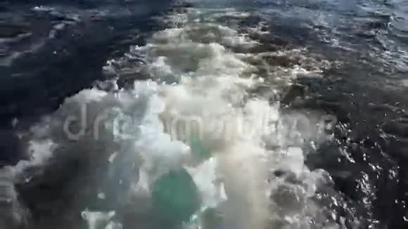 岩石海岸线上的湍流水视频的预览图
