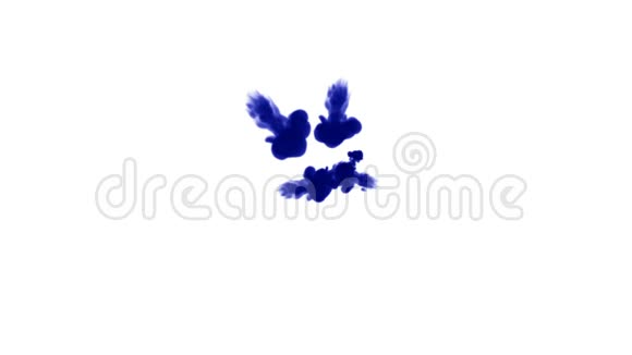 大量的孤立的蓝色墨水注入蓝漆泡在水里慢镜头拍摄使用inky背景视频的预览图