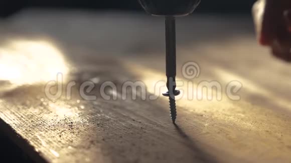 工人用螺丝刀拧紧螺丝螺丝起子拧在木制生活方式板细木工和视频的预览图