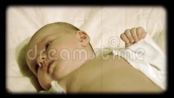 新生婴儿造型在卷轴电影视频的预览图
