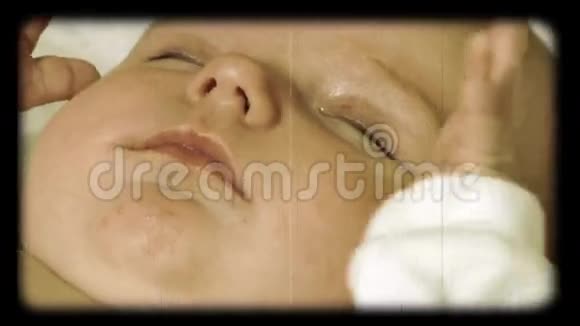 新生婴儿造型在卷轴电影视频的预览图