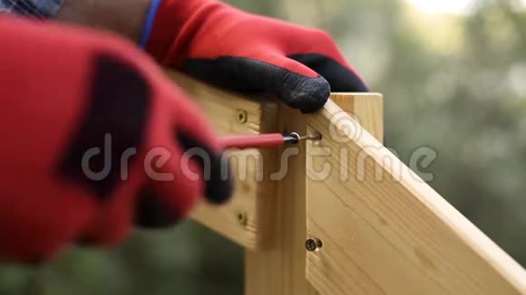 工匠在木栅栏上工作视频的预览图