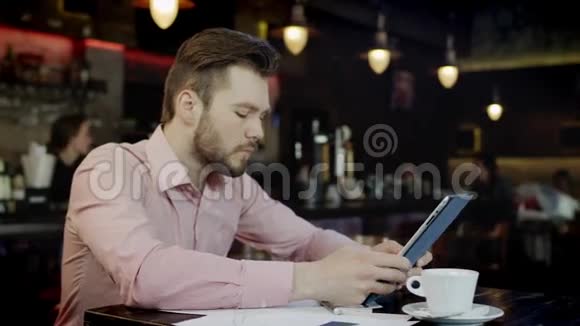 年轻的商人在酒吧工作视频的预览图