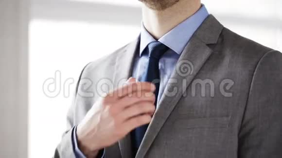 穿上西装调整领带的男人视频的预览图