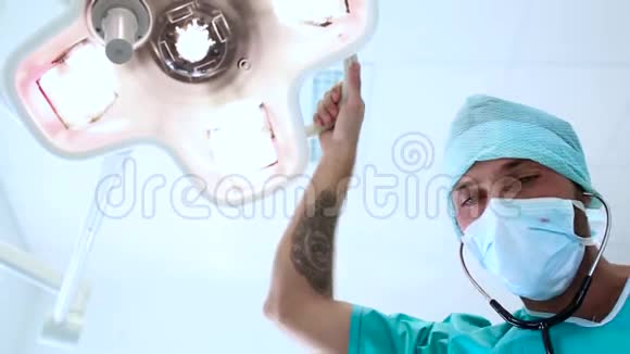 医院外科医生的画像视频的预览图