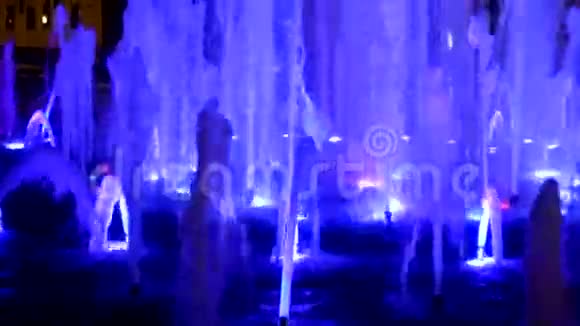 在城市喷泉的蓝色水中照明视频的预览图